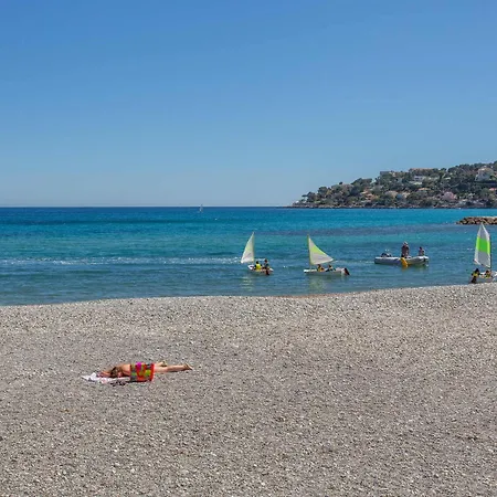 Grand Climatisé Avec Terrasse Près Du Centre Et Des Plages - Fr-1-196-374